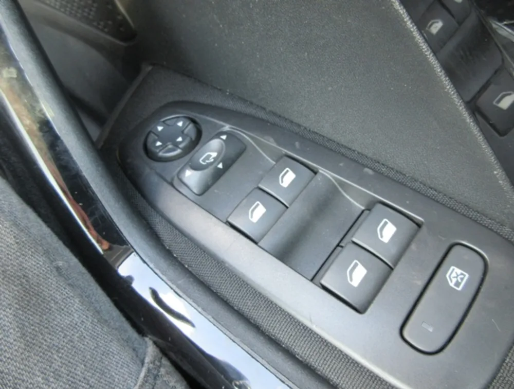 PEUGEOT 208 ALLURE FUN EDITION MOONROOF - PRG Motors Ltd