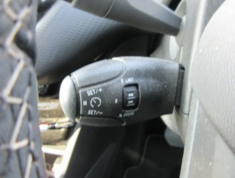 PEUGEOT 208 ALLURE FUN EDITION MOONROOF - PRG Motors Ltd