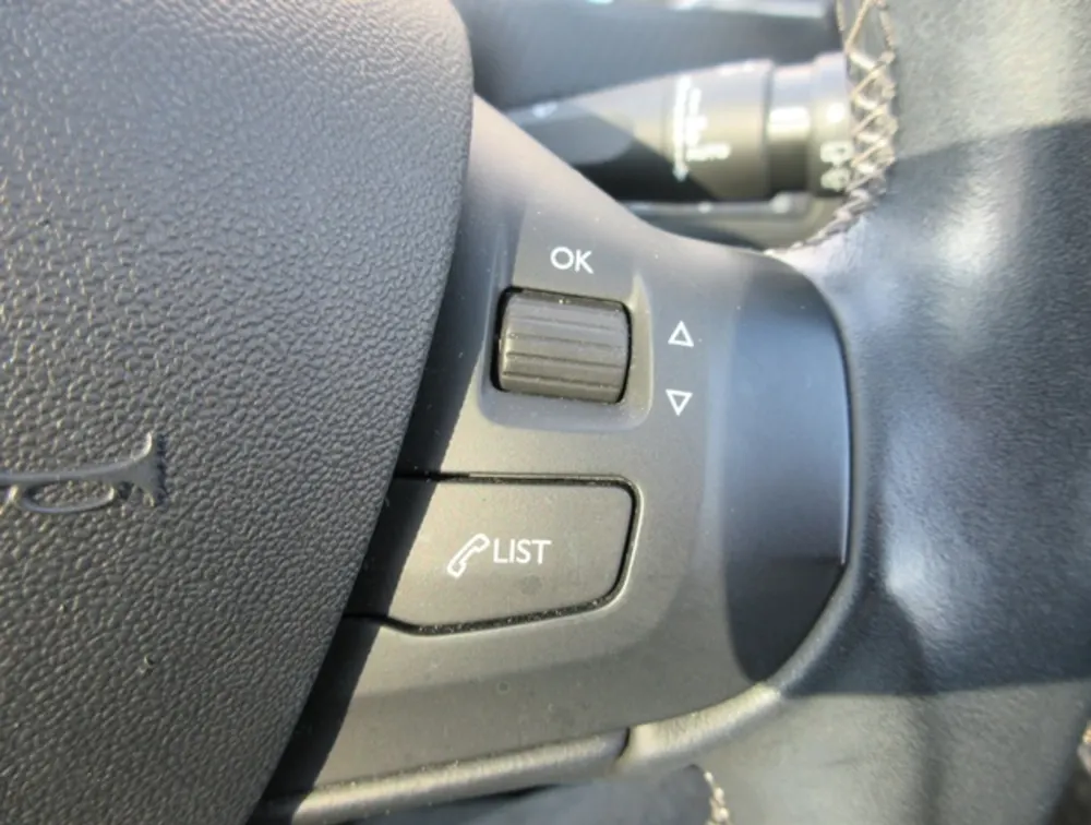 PEUGEOT 208 ALLURE FUN EDITION MOONROOF - PRG Motors Ltd