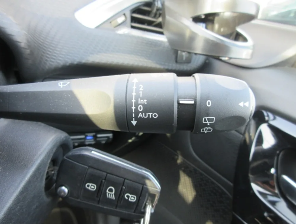 PEUGEOT 208 ALLURE FUN EDITION MOONROOF - PRG Motors Ltd