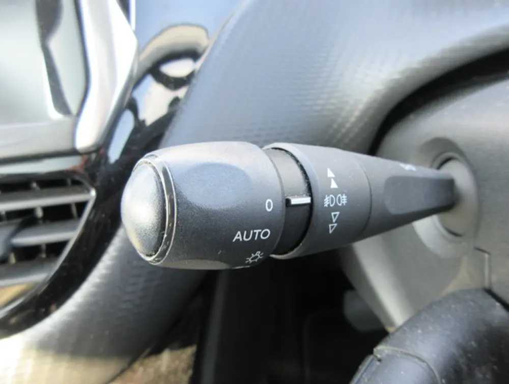 PEUGEOT 208 ALLURE FUN EDITION MOONROOF - PRG Motors Ltd