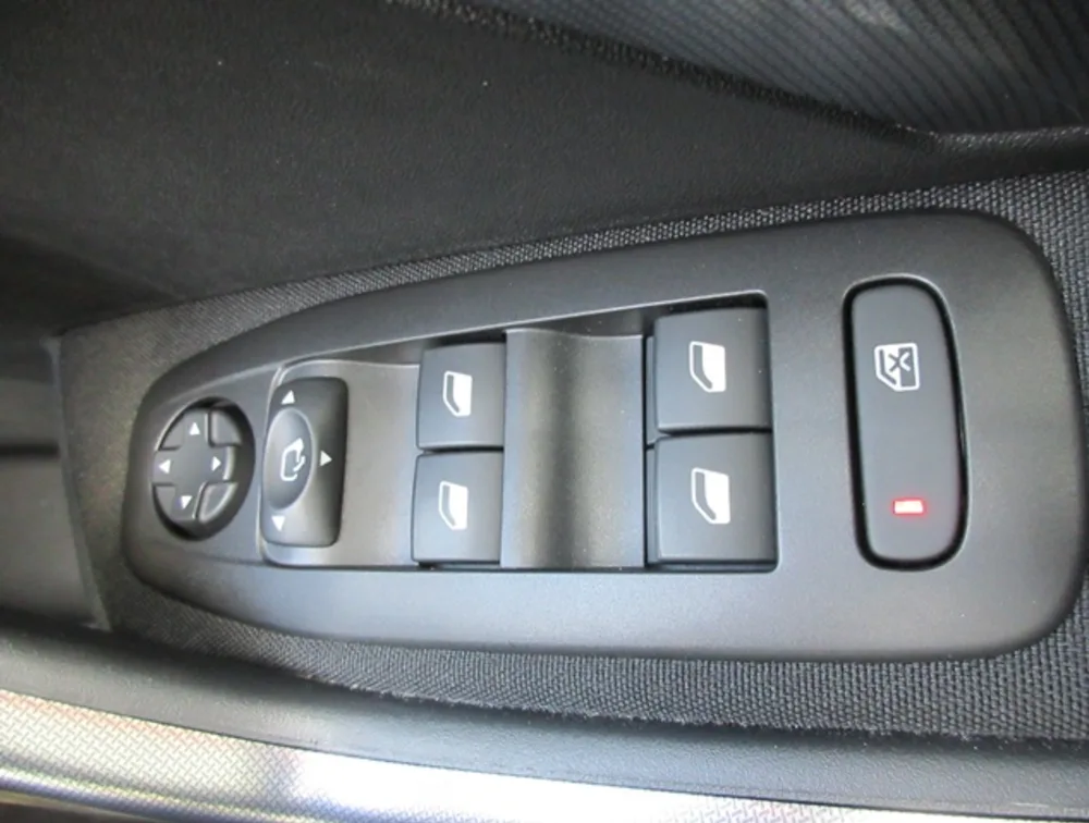 PEUGEOT 2008 ALLURE MOONROOF - PRG Motors Ltd