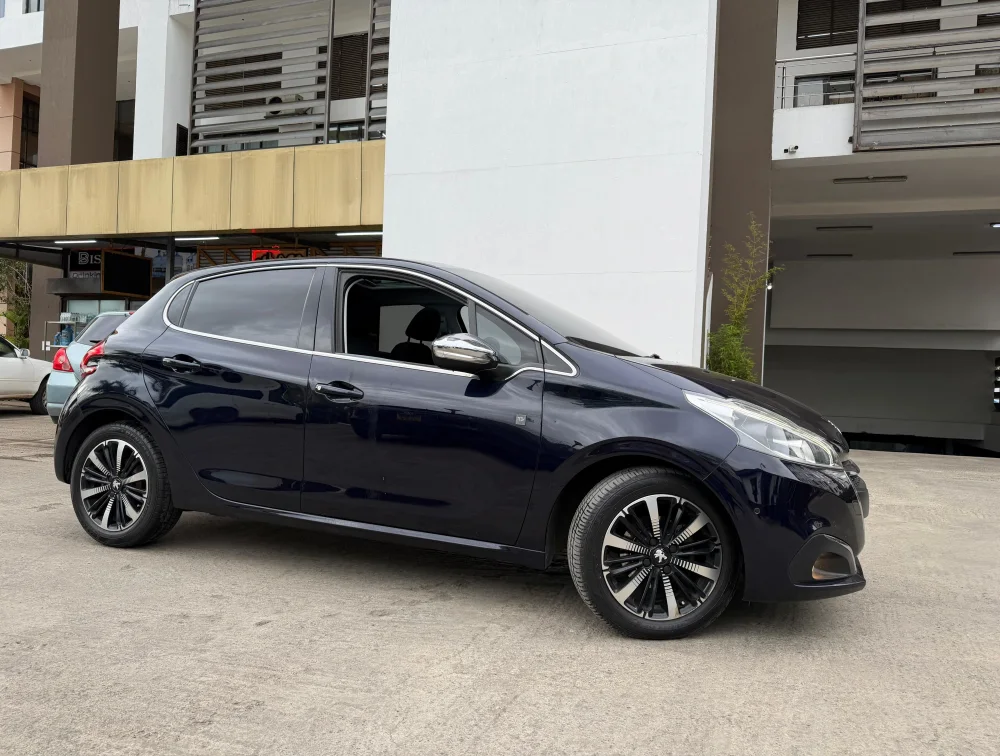PEUGEOT 208 TECH EDITION MOONROOF