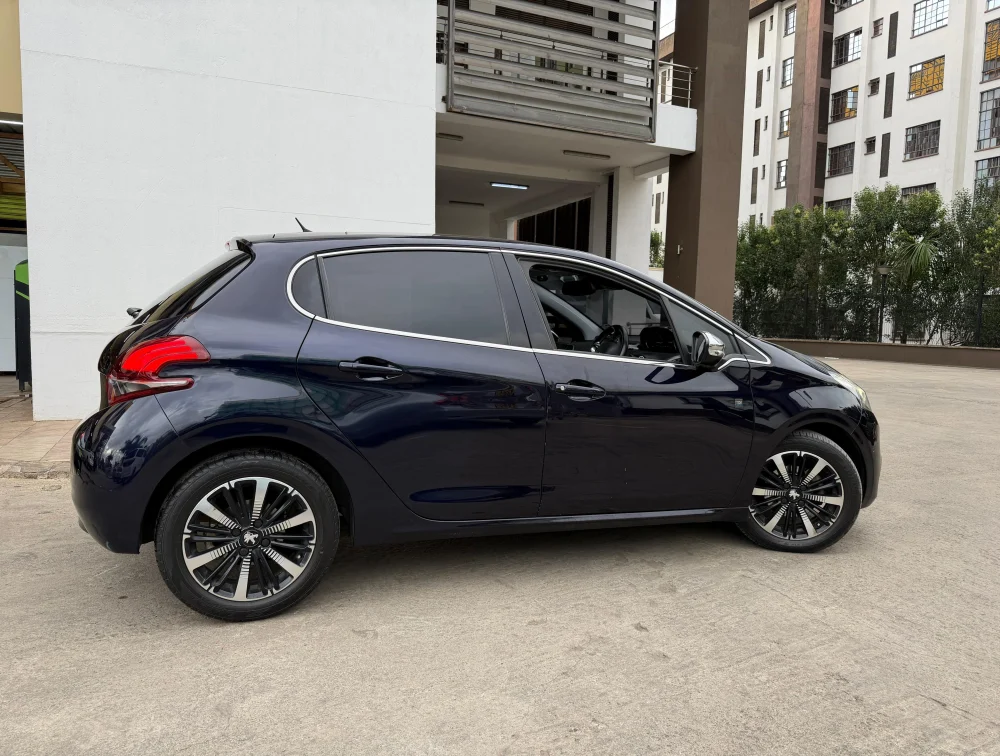 PEUGEOT 208 TECH EDITION MOONROOF - PRG Motors Ltd