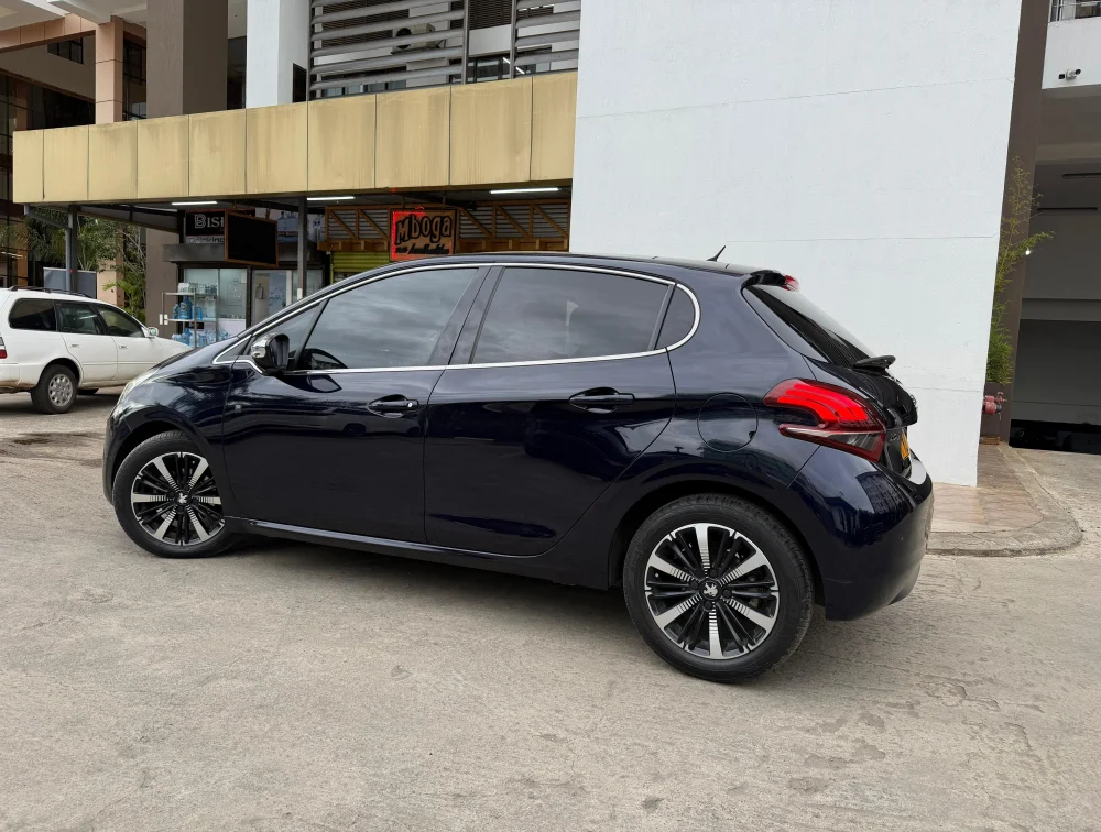 PEUGEOT 208 TECH EDITION MOONROOF - PRG Motors Ltd