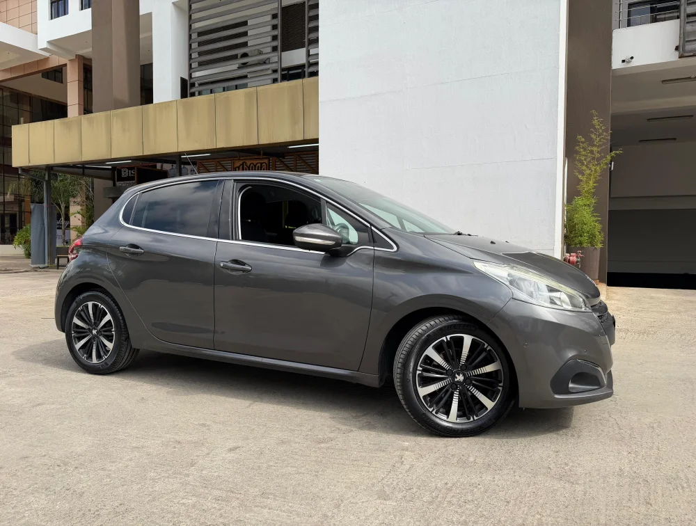 PEUGEOT 208 ALLURE FUN EDITION