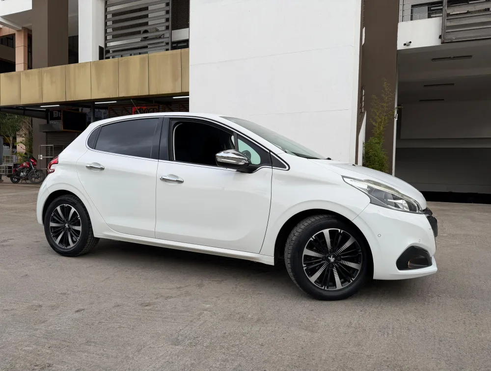 PEUGEOT 208 ALLURE FUN EDITION