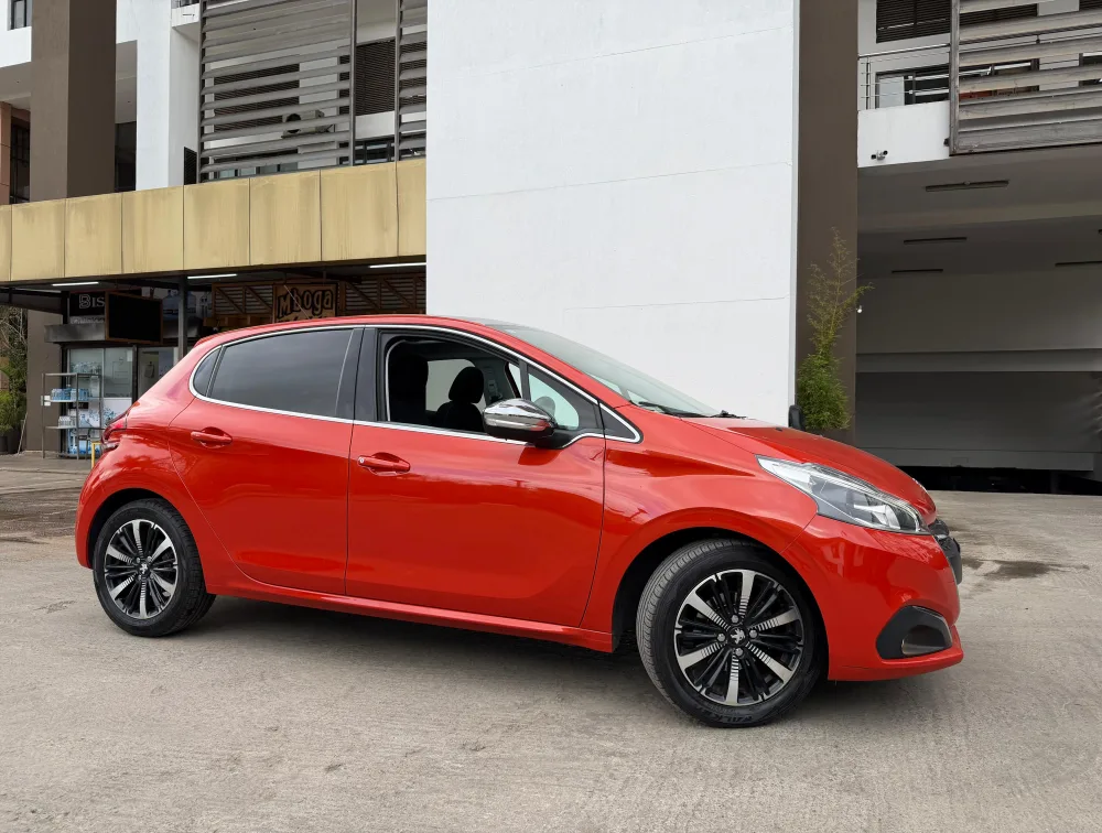 PEUGEOT 208 ALLURE MOONROOF