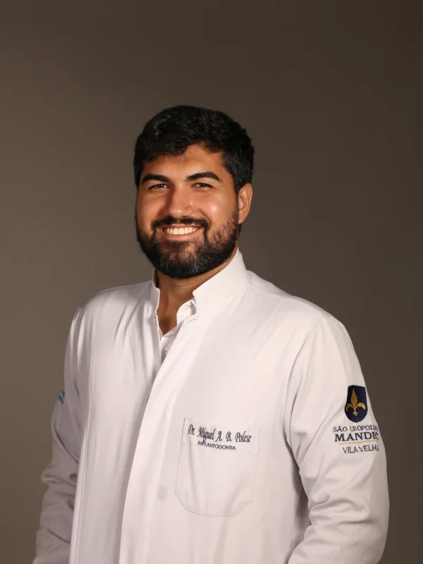 Retrato profissional do Dr. Miguel Polese, especialista em Implantodontia, em seu consultório em Colatina/ES