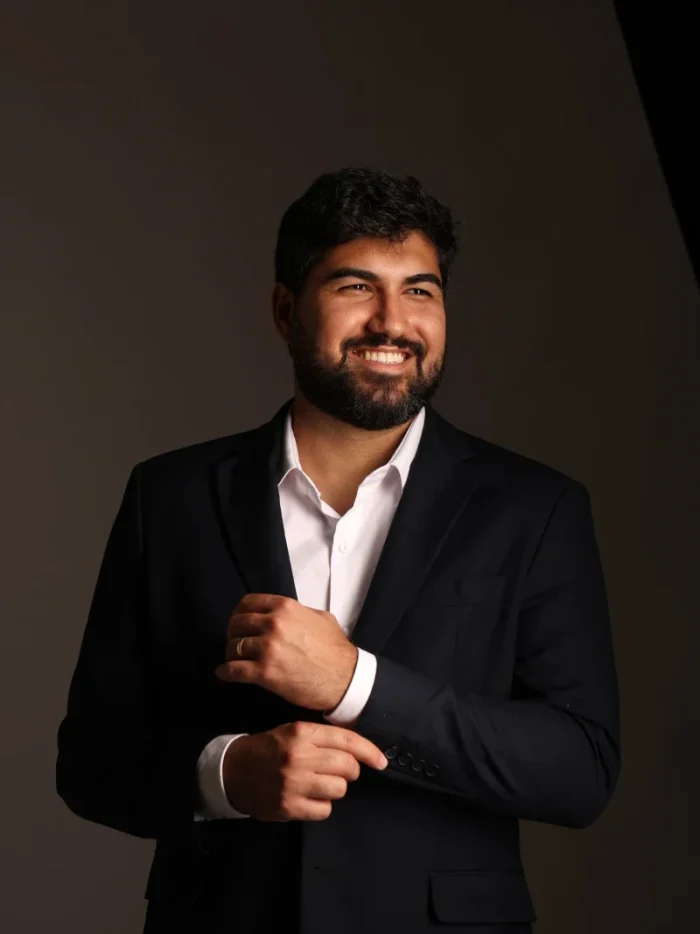 Dr. Miguel Polese em pé, especialista em Implantodontia em Colatina/ES