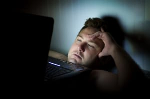 laptop blue light in bed keep man awake