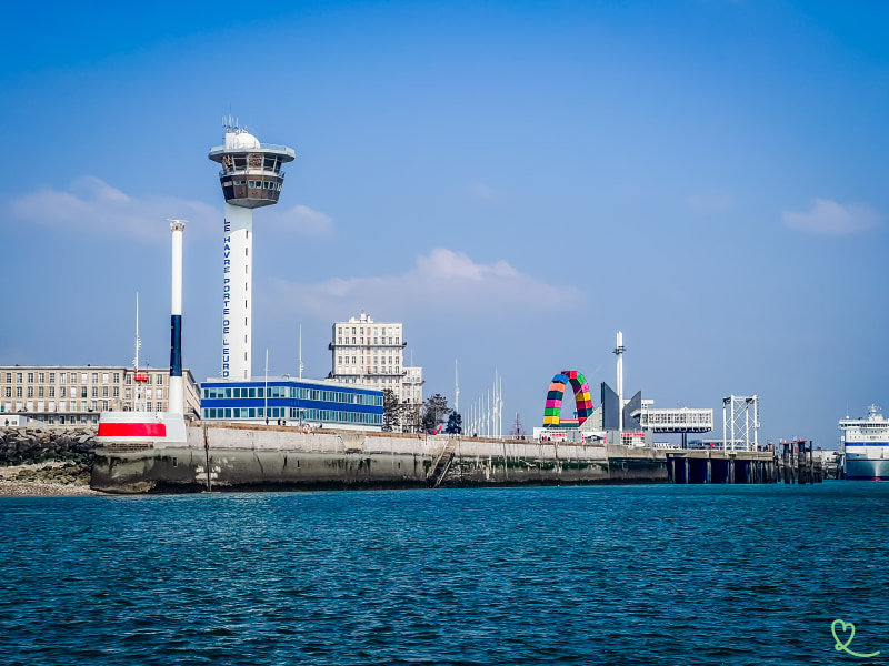 Vue du port avec une tour de contrôle et la Catène