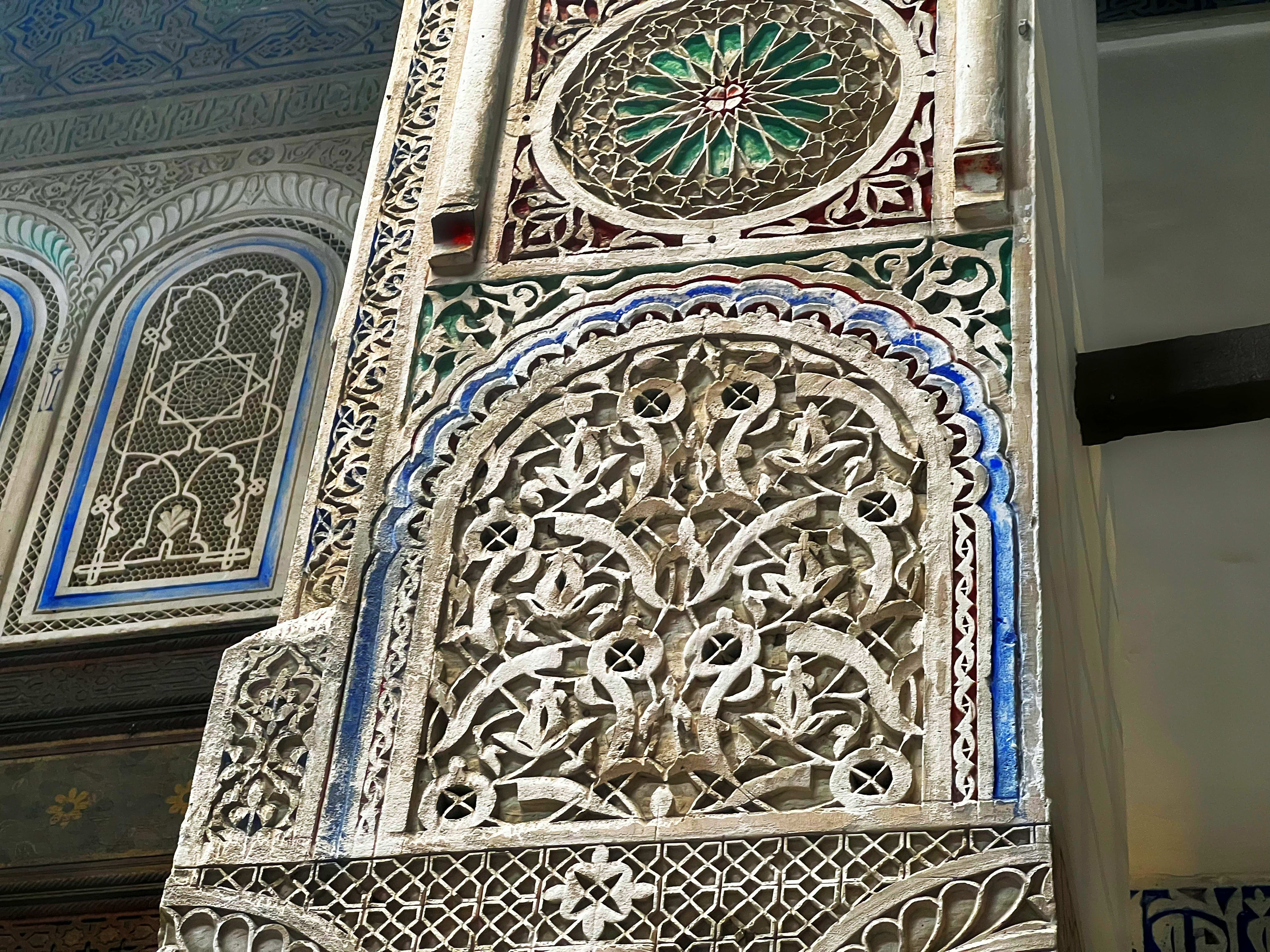 Détail sculpté ornemental de mur intérieur au Musée Dar Jamaï