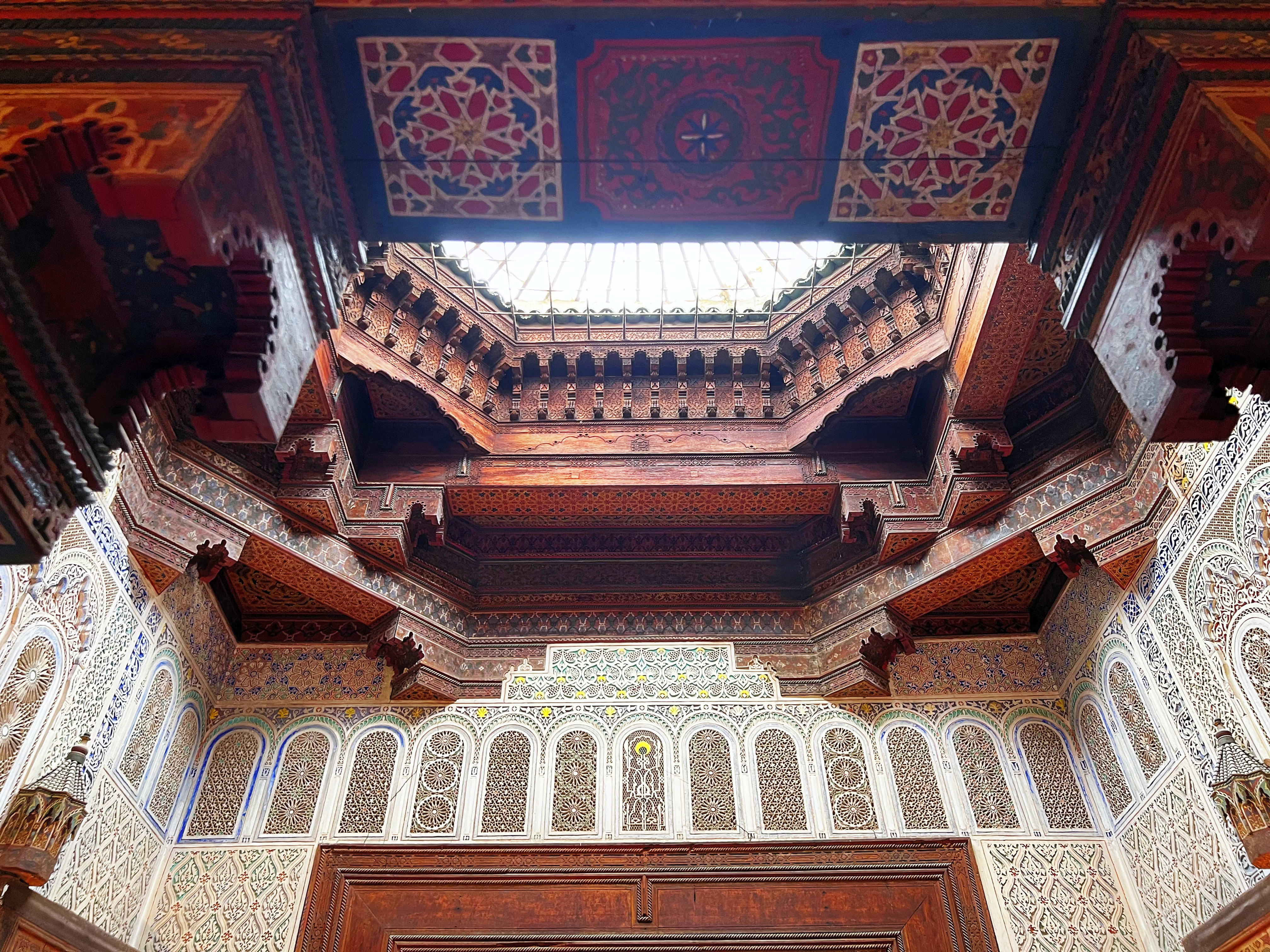 Plafond en bois sculpté et murs ornés de motifs géométriques au Musée Dar Jamaï