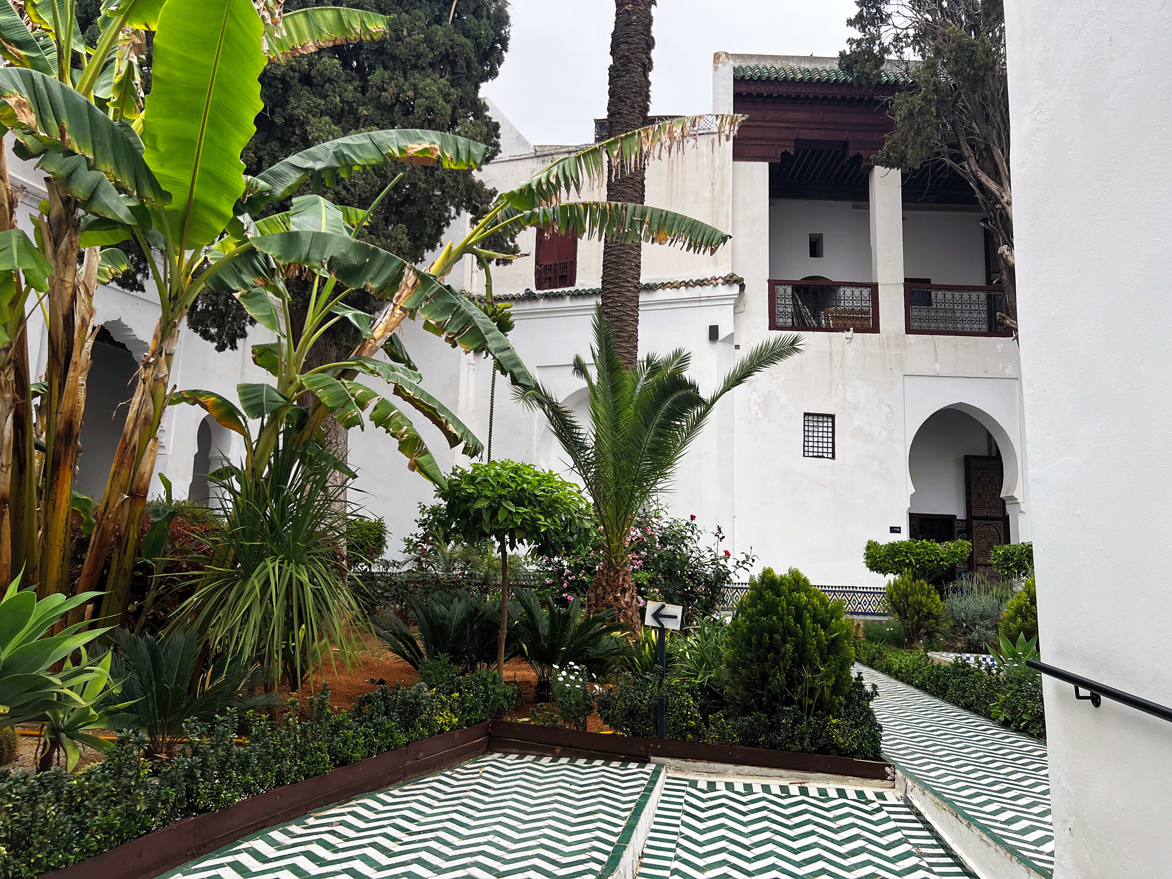 Jardin intérieur avec végétation et architecture blanche traditionnelle
