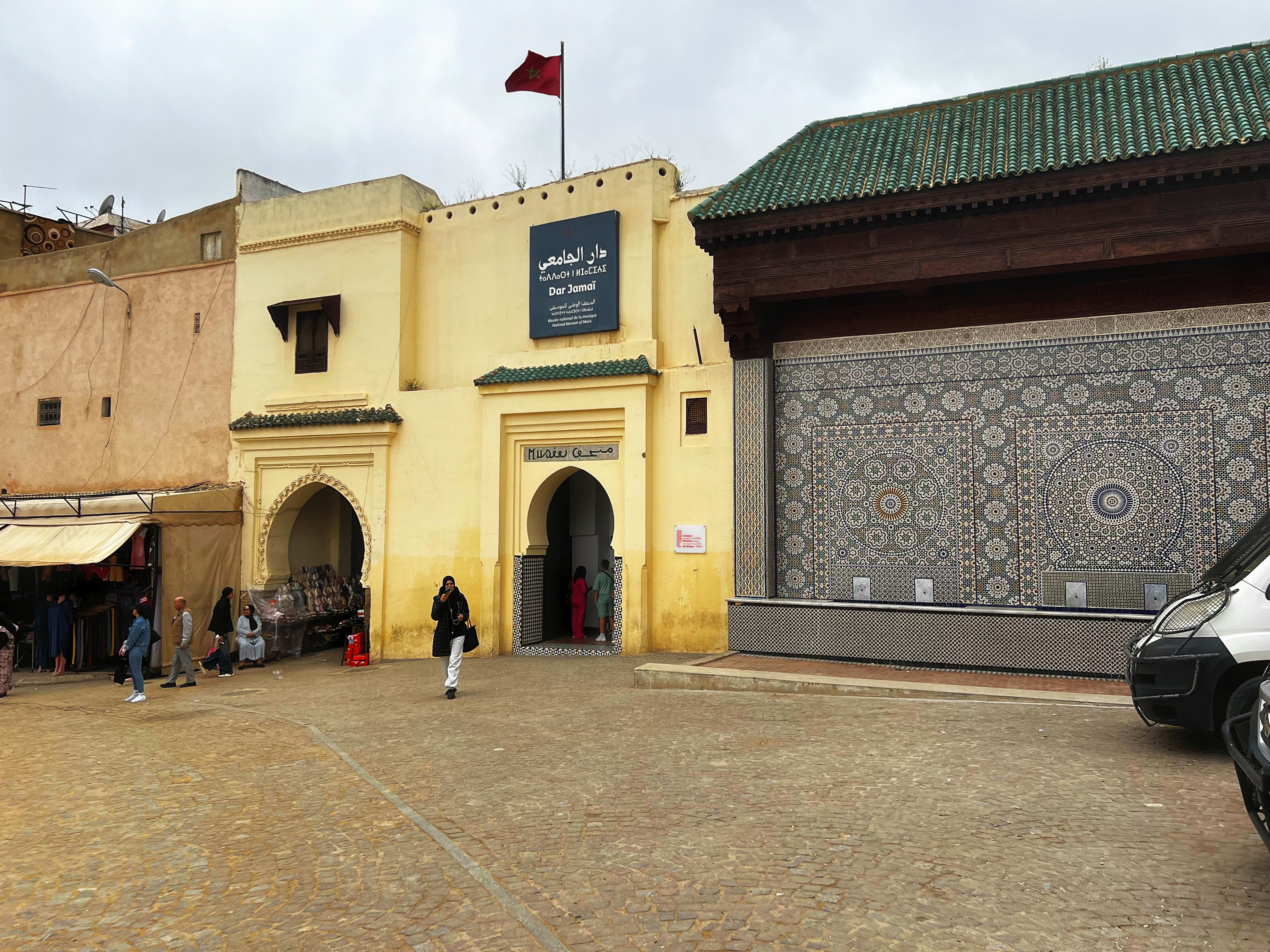 Façade extérieure du Musée Dar Jamaï avec mosaïques et entrée principale
