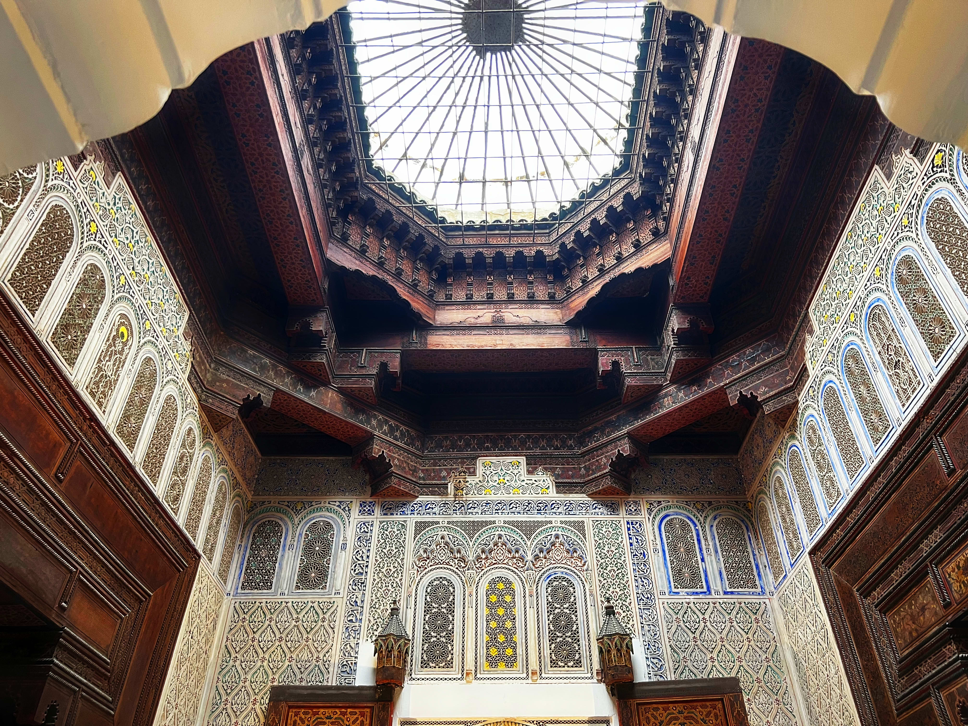 Intérieur orné avec verrière et décorations murales détaillées