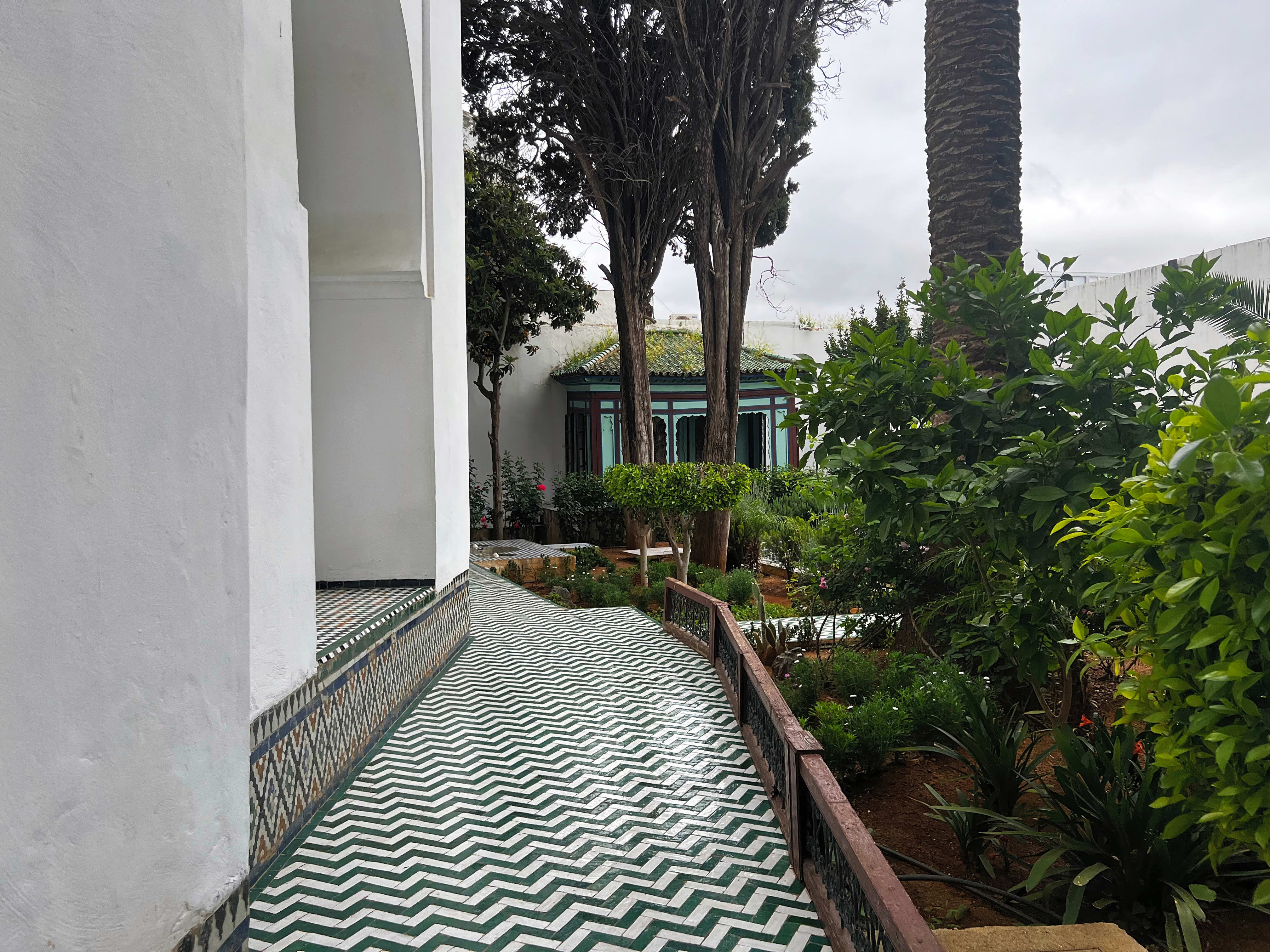Allée carrelée bordée de végétation dans un jardin de musée