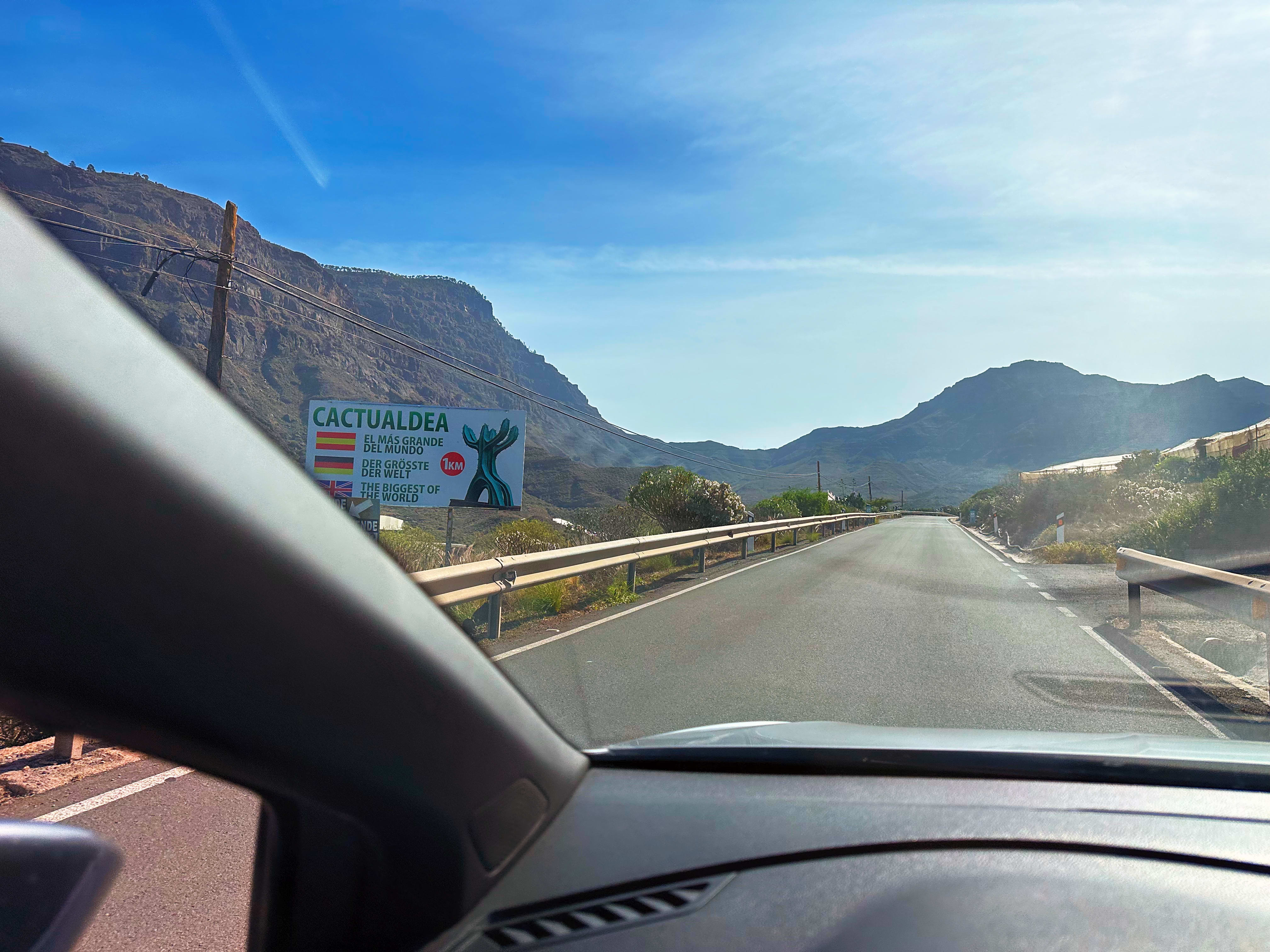 Vue depuis une voiture sur une route menant au Parc Cactualdea