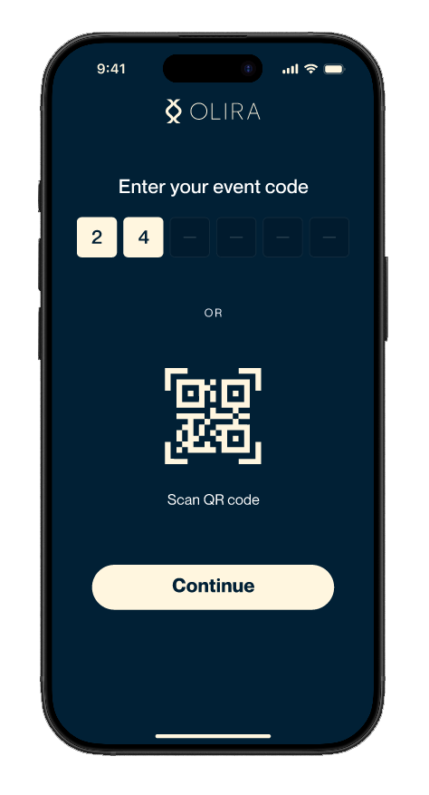 Pantalla móvil de la app OLIRA con acceso por código o QR al evento