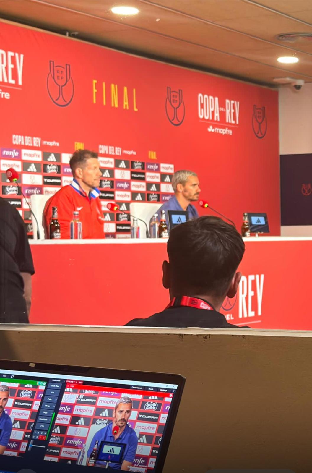 Sala de prensa deportiva con infraestructura de interpretación y audio multilingüe