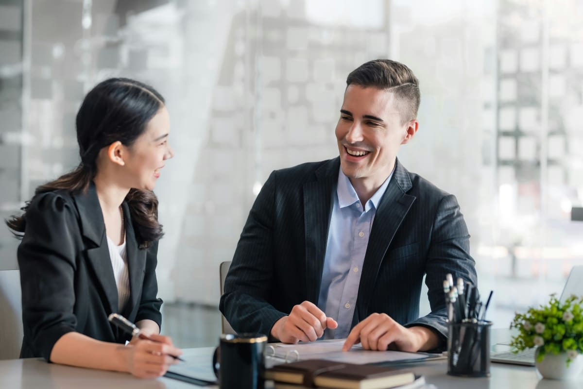 Due professioniste durante una riunione di consulenza