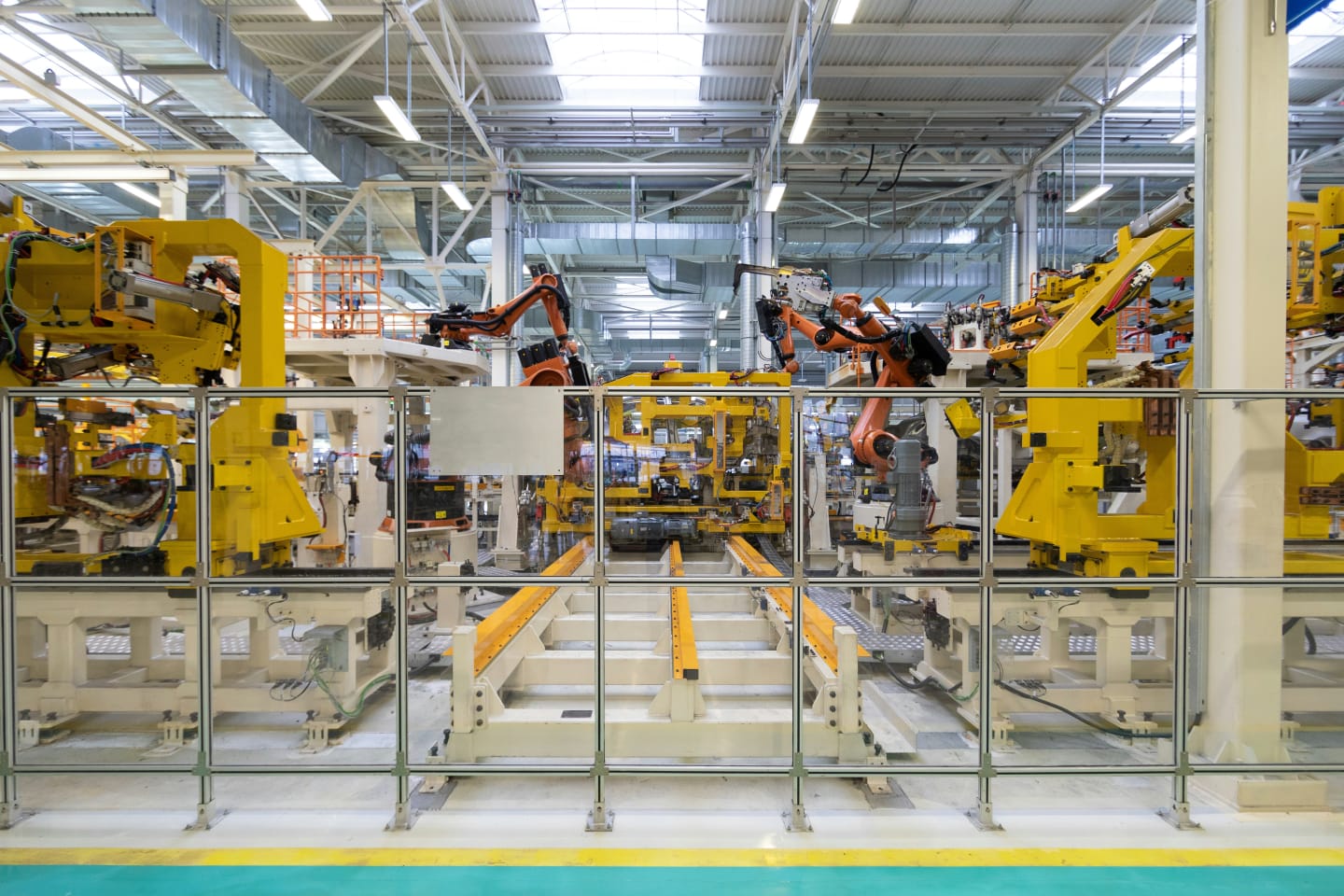 Bracci robotici su una linea di produzione automatizzata all'interno di uno stabilimento industriale