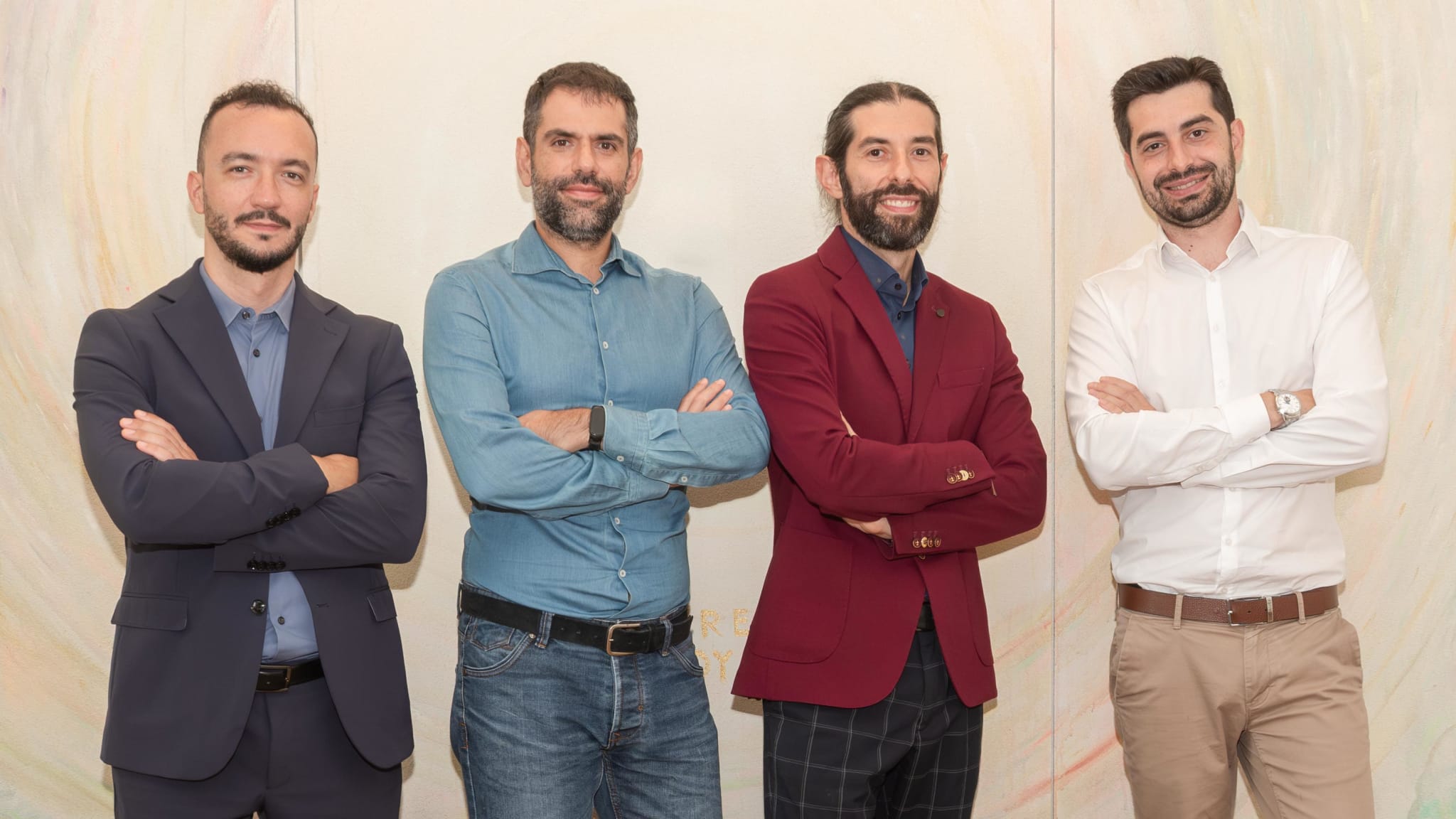 Il team di Red Solutions al completo, in piedi a braccia incrociate su sfondo chiaro