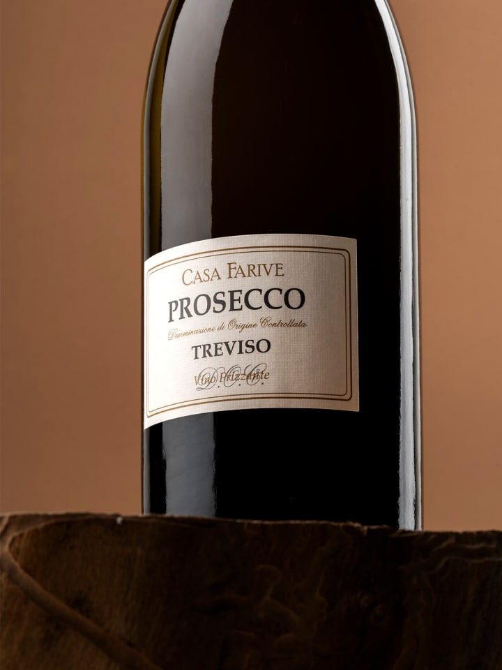 Dettaglio dell'etichetta Casa Farive Prosecco DOC Treviso su fondo terracotta