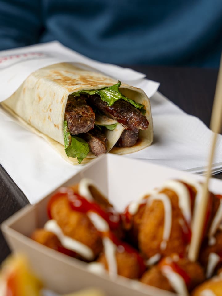Piadina farcita con carne e contorno di crocchette e salse