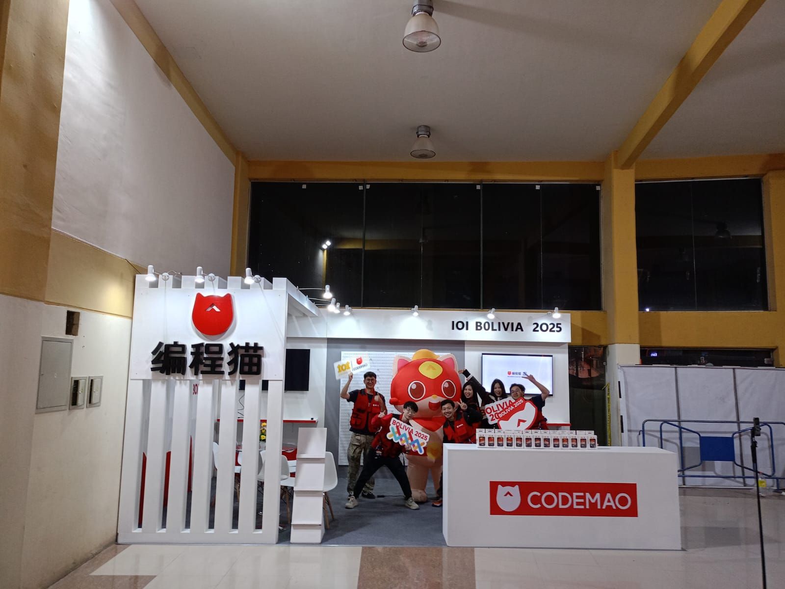 Stand de Codemao en la IOI Sucre 2024