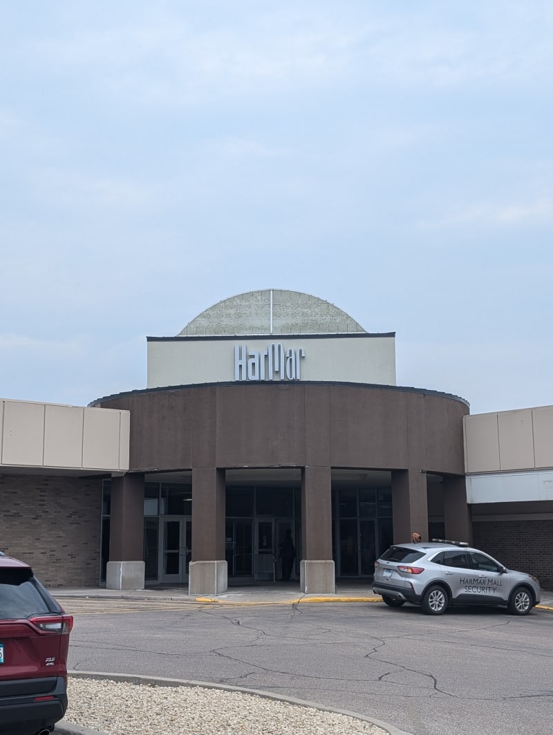 Har Mar Mall Entrance