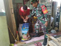 Babinsa Sertu Kadani Monitoring Harga Sembako di Pasar Singakerta Krangkeng, Sejumlah Komoditas Alami Kenaikan