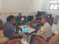 Babinsa Koramil Tukdana Gelar Komsos dengan Tokoh Masyarakat di Desa Tukdana