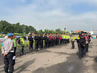 Babinsa Serka Tardi Bersama Aparat Gabungan Amankan Arus Mudik di Rest Area KM 130 Tol Cipali