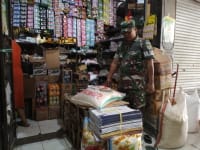 Babinsa Sertu Kadani Gerak Cepat! Harga Sembako di Pasar Singakerta 