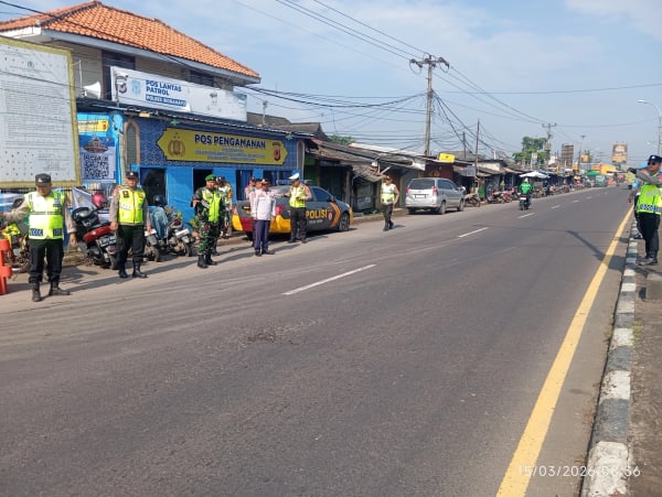 Anggota Koramil Anjatan Gelar Apel Pos PAM Lebaran di Pasar Patrol dan Pos Sewo, Pengamanan Arus Mudik Diperketat