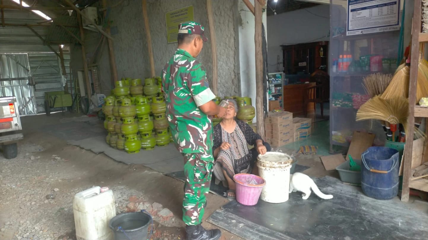 Babinsa Koramil 1613/Terisi Monitoring Harga Sembako di Desa Cikedung Lor