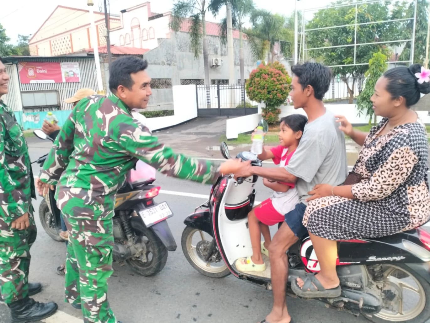 Koramil 1615 Haurgeulis Tebar Kepedulian, Ribuan Takjil Dibagikan ke Warga