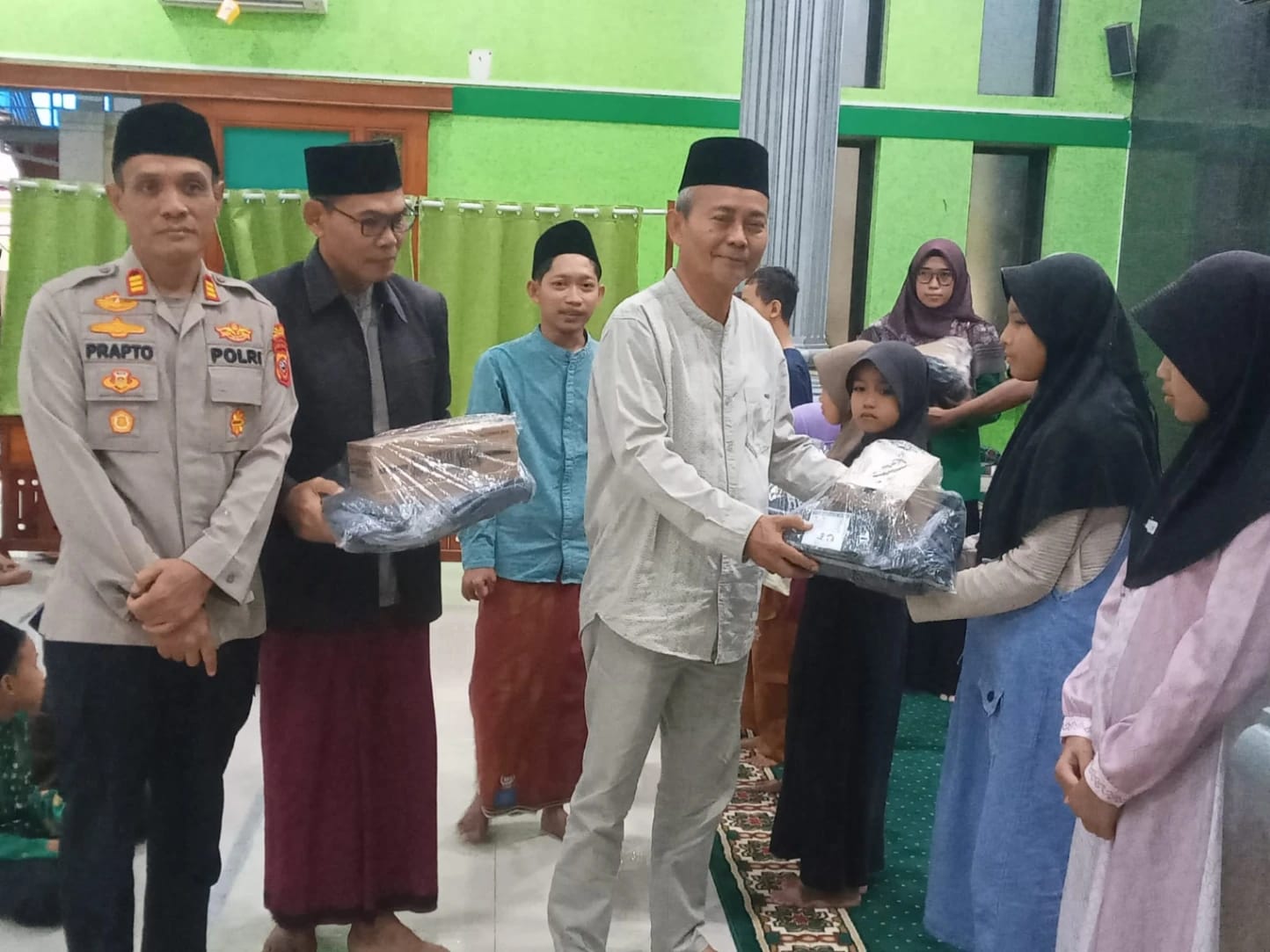 Peringati Nuzulul Qur'an Karangtaruna Kecamatan Widasari Berikan 60 Baju Seragam Kepada Anak Yang Tidak Mampu 