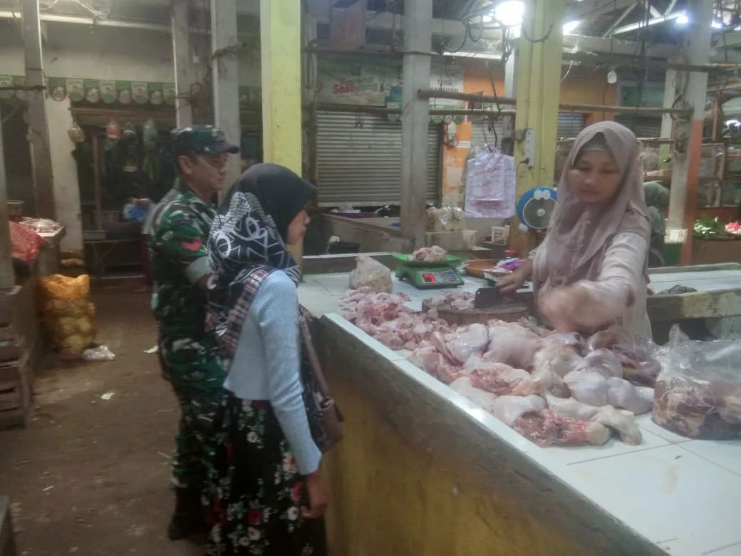 Babinsa Kopka Kadilan Pantau Harga Sembako di Pasar Singakerta Krangkeng