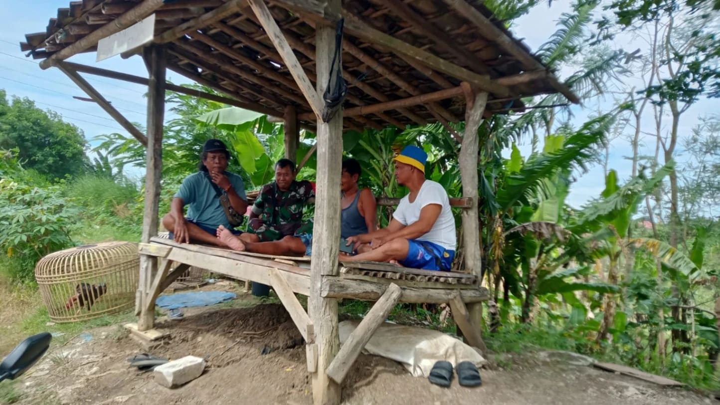 Babinsa Serma Sanudin Gelar Komsos dengan Warga Desa Amis, Ajak Jaga Kerukunan di Bulan Ramadhan