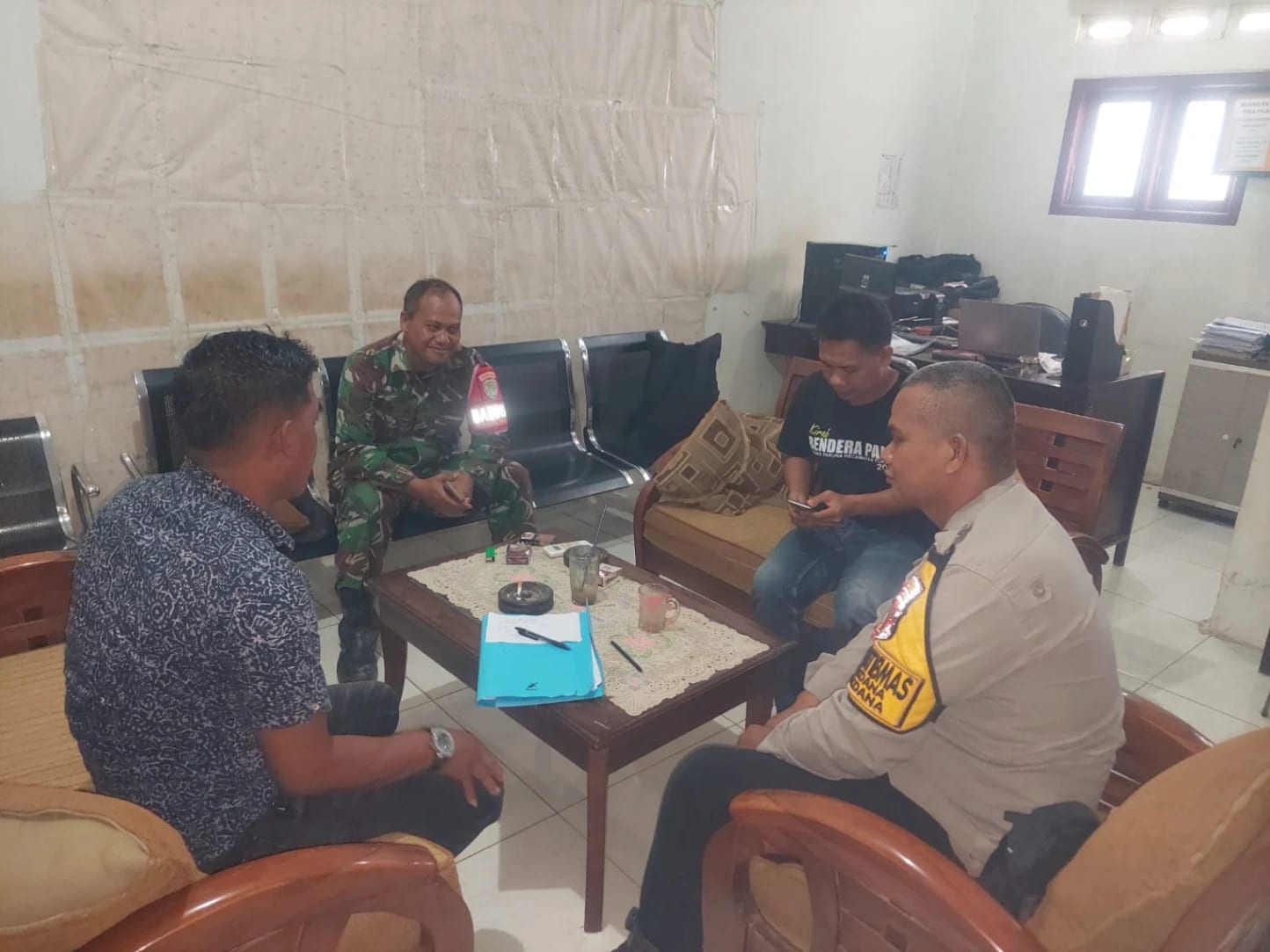 Babinsa Koramil Tukdana Gelar Komsos dengan Tokoh Masyarakat di Desa Tukdana