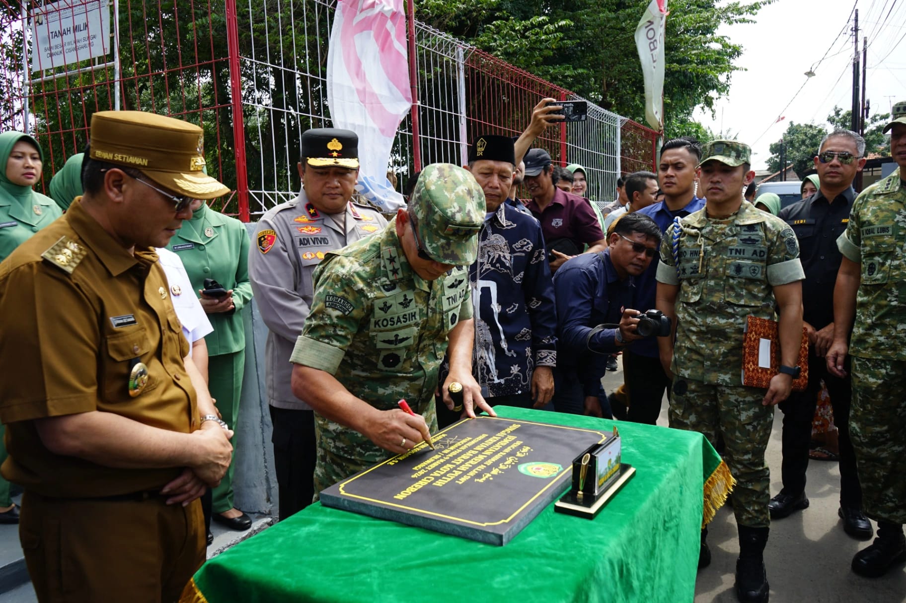 Danrem 063/SGJ Dampingi Pangdam III/Siliwangi Resmikan Jembatan Gantung Garuda Merah Putih di Kota Cirebon
