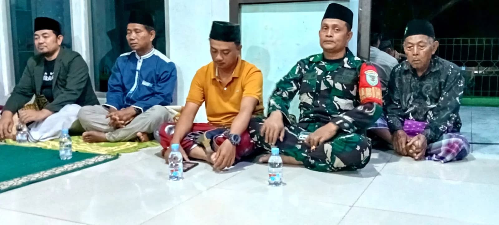 Babinsa Baleraja Hadiri Tarawih Keliling Tingkat Kecamatan Gantar di Masjid Al Mukaromah