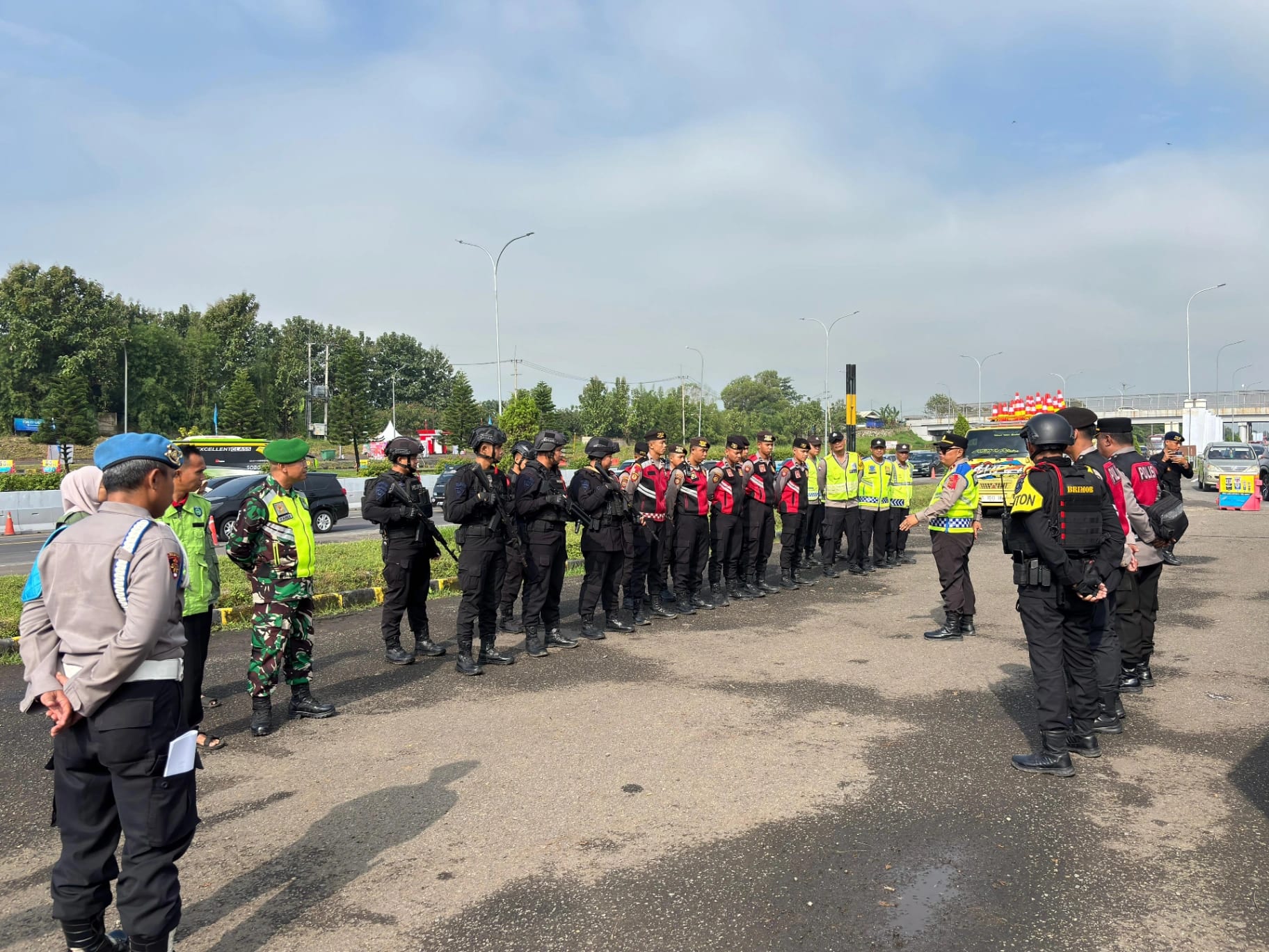 Babinsa Serka Tardi Bersama Aparat Gabungan Amankan Arus Mudik di Rest Area KM 130 Tol Cipali
