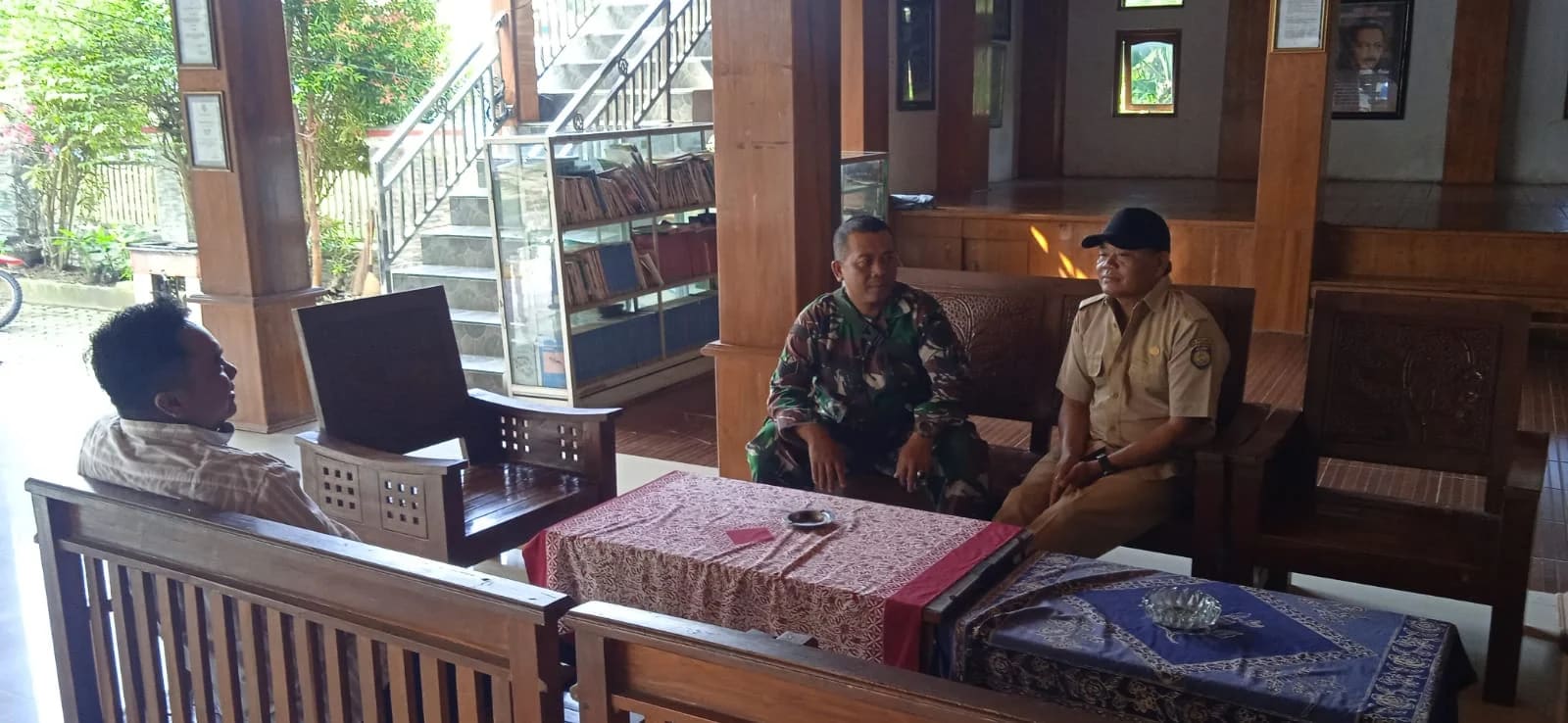 Babinsa Serka Sunanto Perkuat Silaturahmi Warga, Gelar Komsos Bersama Pamong Desa Lelea