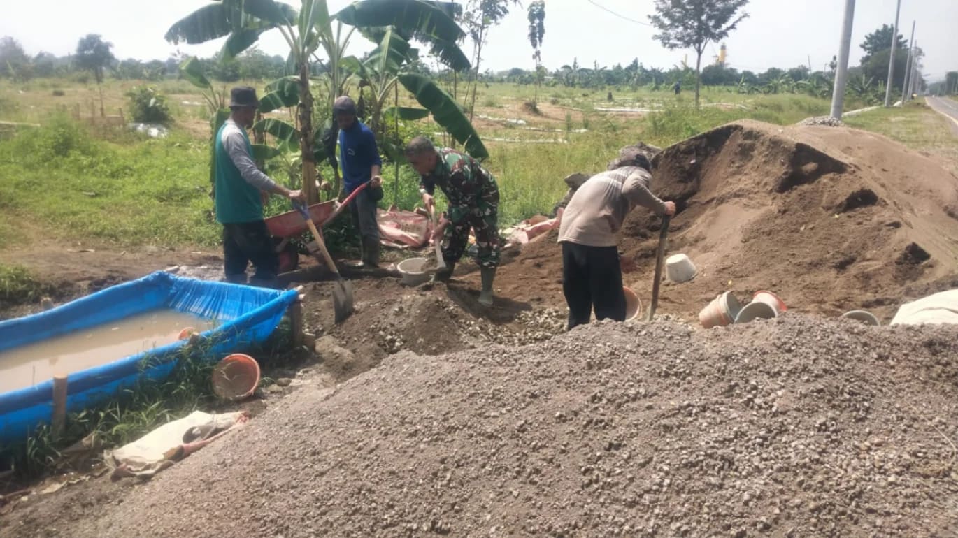 Babinsa Koramil 1613/Terisi Bersama Warga Gelar Karya Bakti Perbaiki Selokan di Desa Cikawung