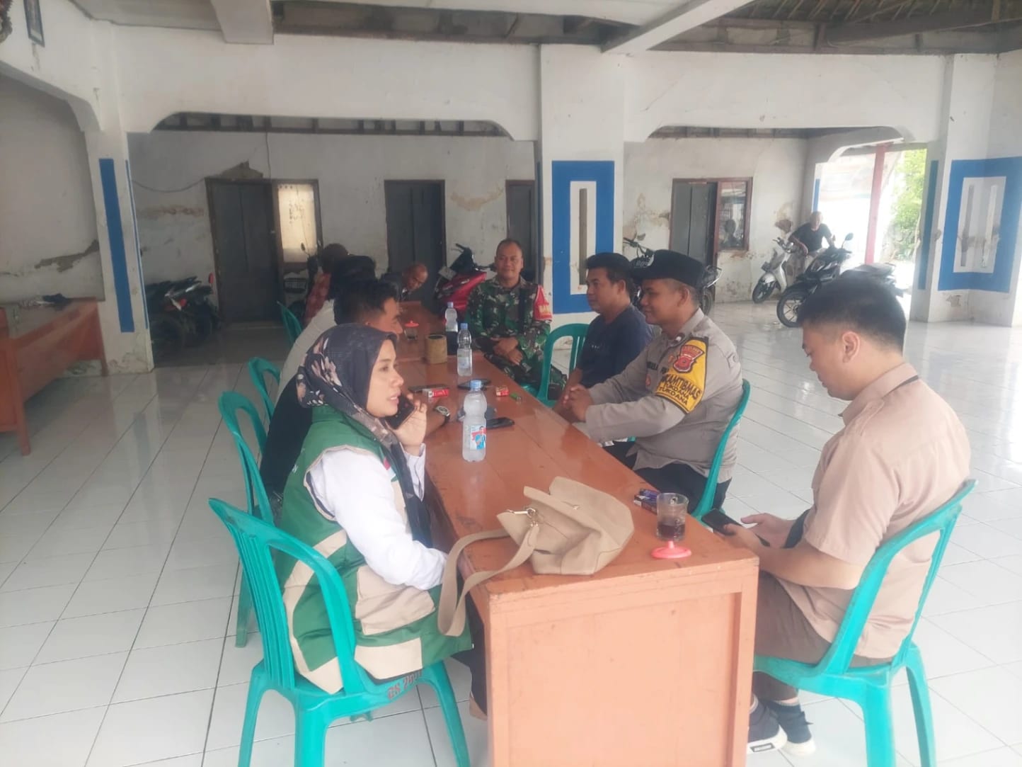 Babinsa Serka Sokirin Perkuat Kedekatan TNI dan Warga, Gelar Komsos Bersama Tokoh Masyarakat Desa Sukadana