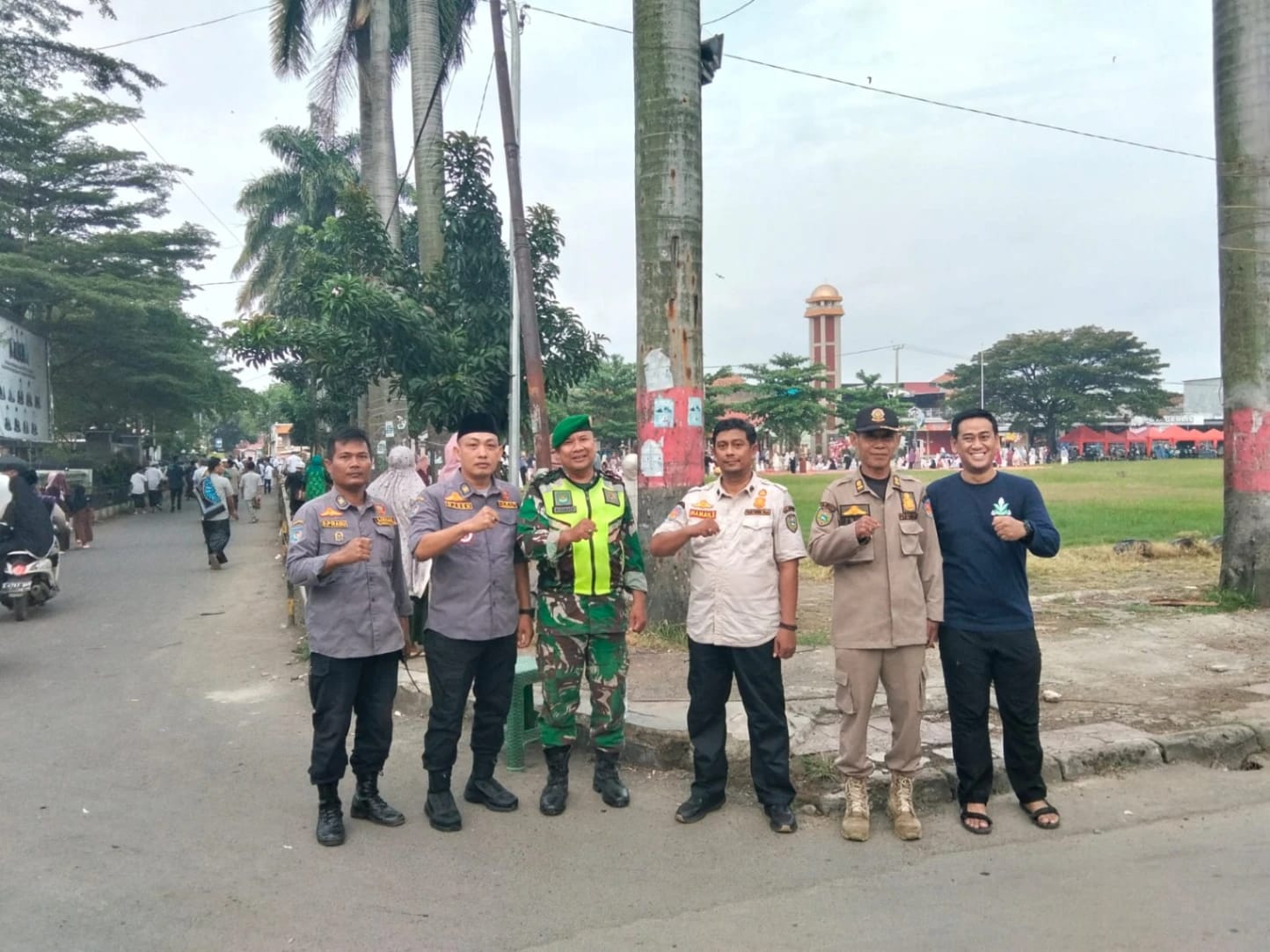 Aksi Sigap Babinsa Kusnadi Amankan Salat Id di Haurgeulis, Ribuan Jamaah Beribadah Nyaman Tanpa Gangguan